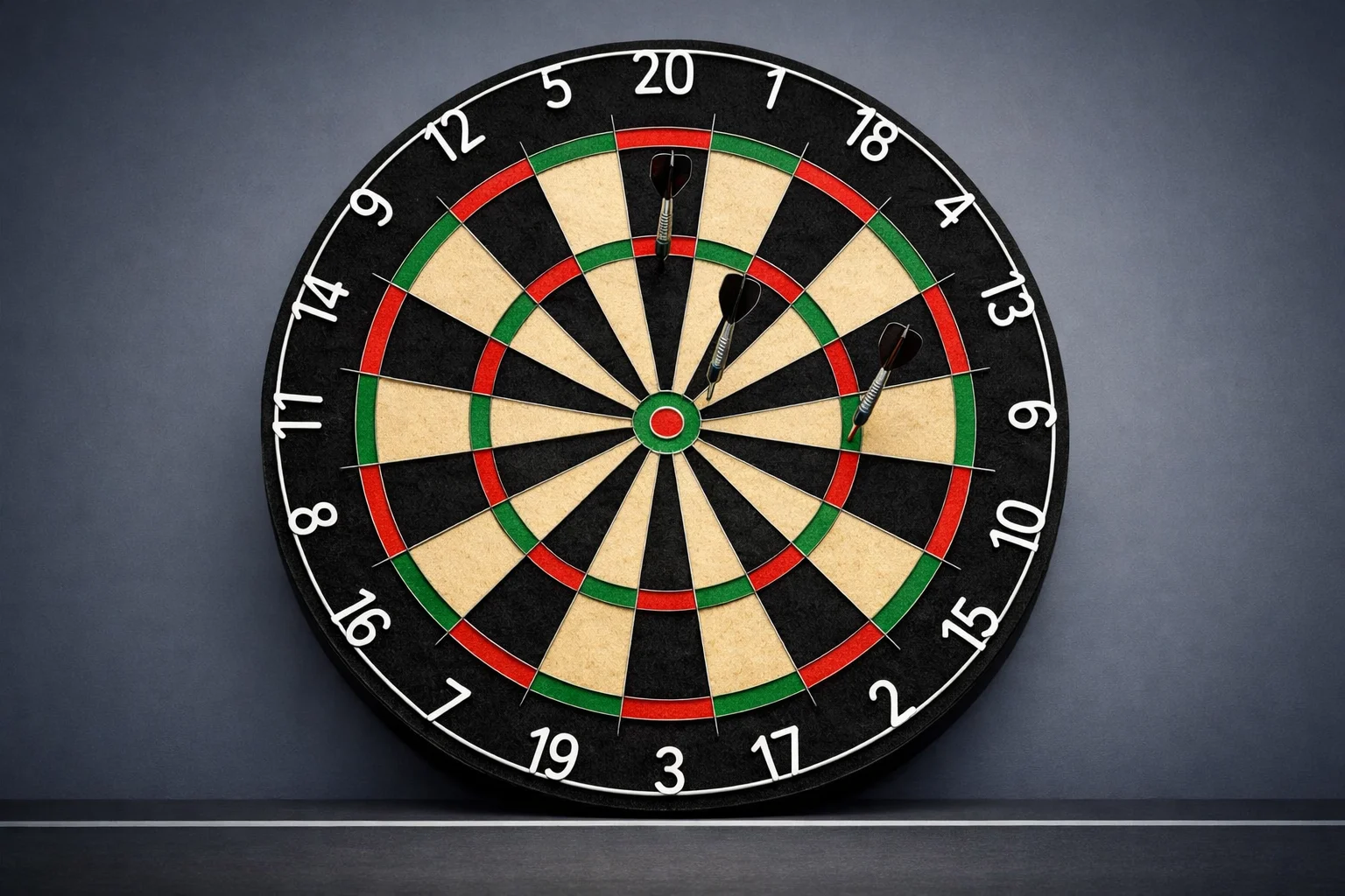 Dartscheibe mit Pfeilen zeigt die Grundregeln des 501 Spiels