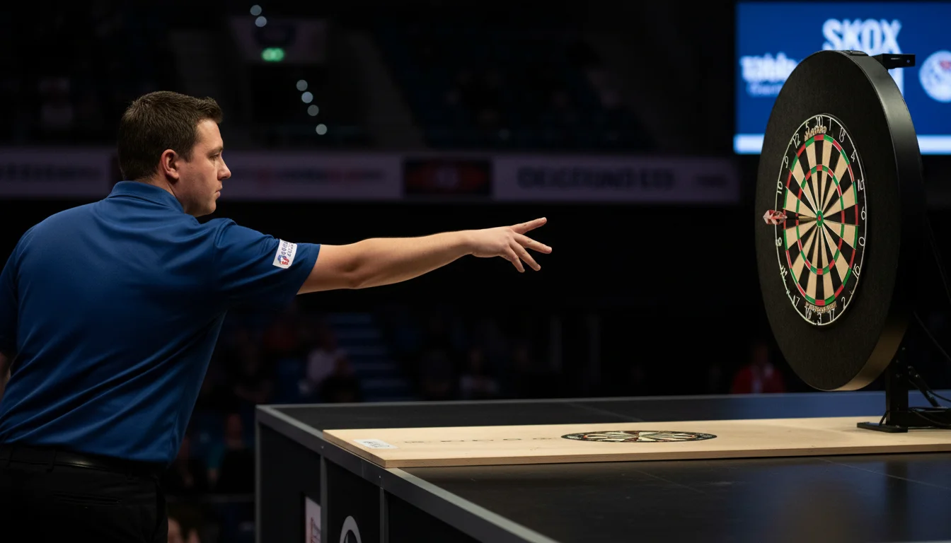 Darts-Spieler an der Oche beim konzentrierten Wurf